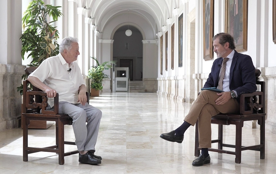 Emeritus - Antonio Pelayo