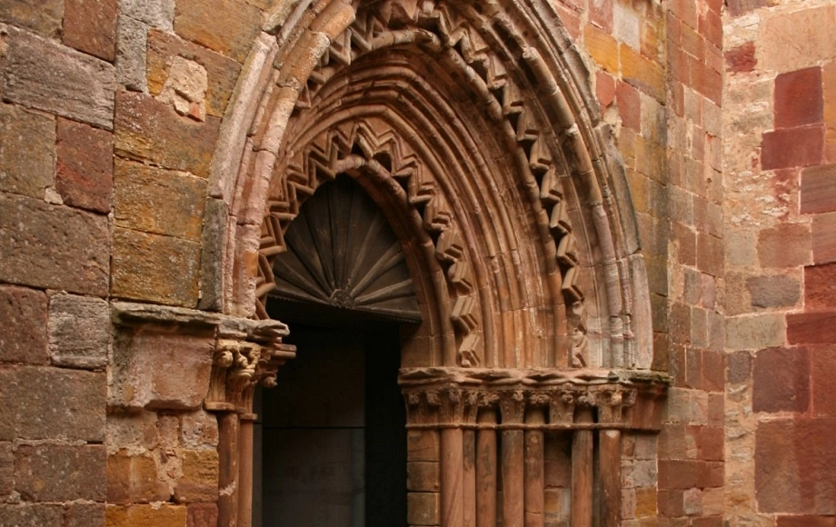 Acceso al templo. Exterior. Frente a la portada románica
