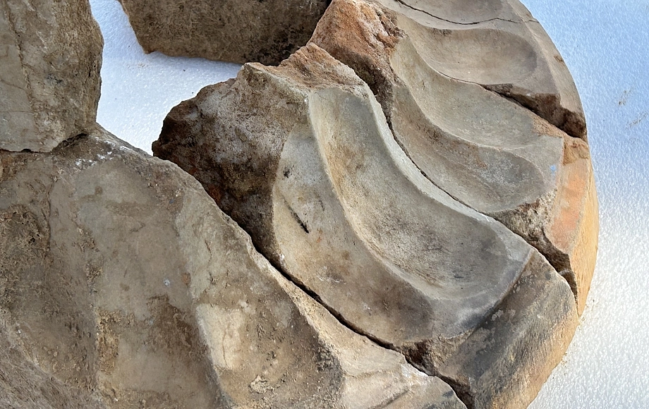 Hallado en Extremadura el altar de mármol griego más antiguo del Mediterráneo