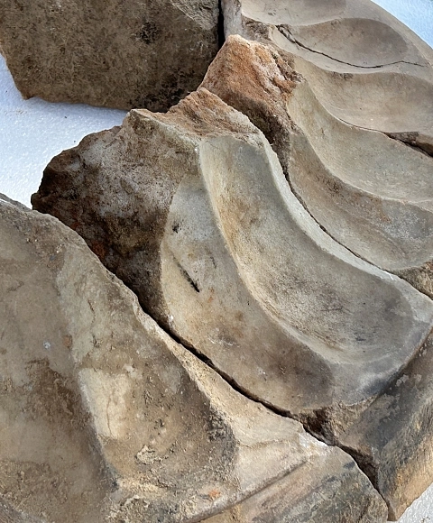 Hallado en Extremadura el altar de mármol griego más antiguo del Mediterráneo