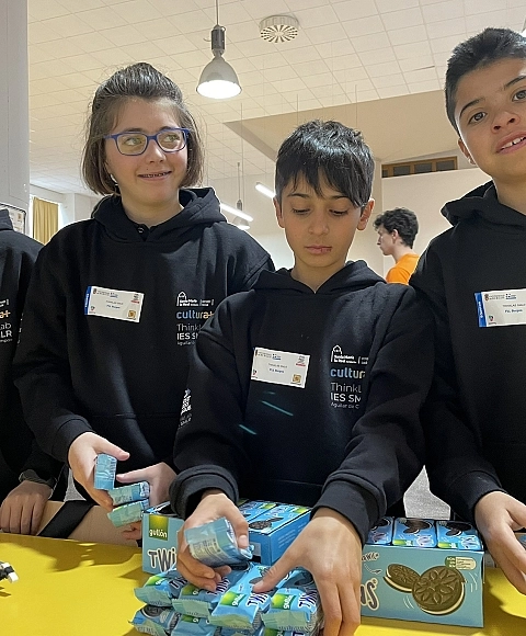 Jóvenes entusiasmados con la cultura en la First Lego League