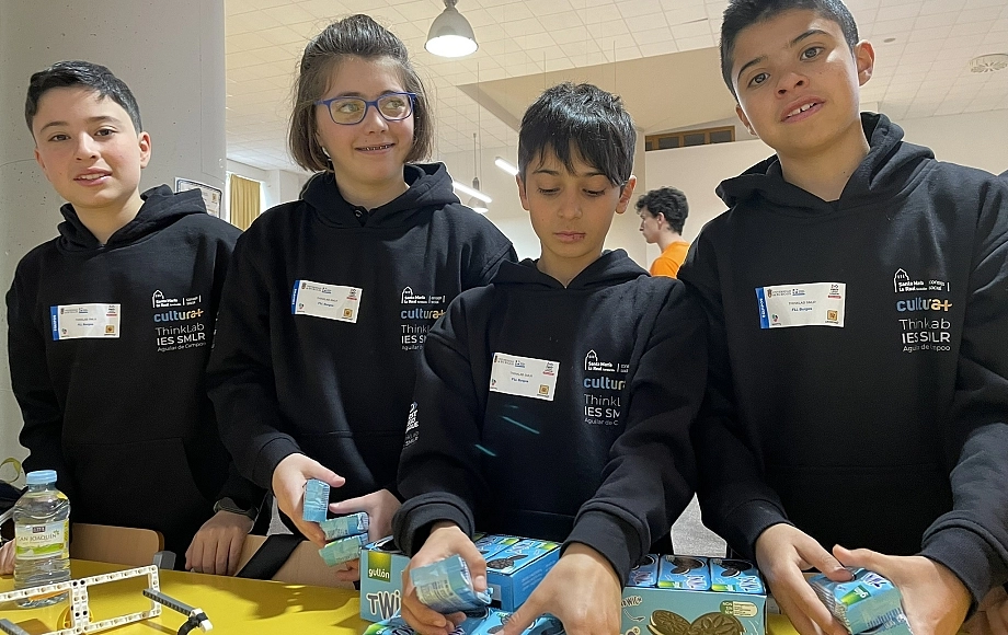 Jóvenes entusiasmados con la cultura en la First Lego League