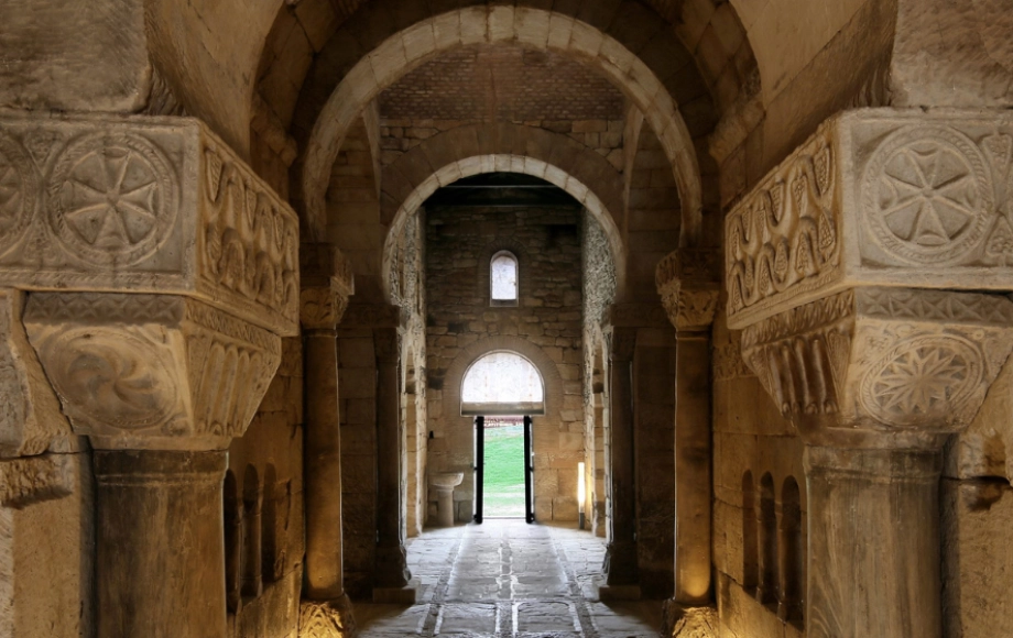 Románico Atlántico - iglesia de San Pedro de la Nave